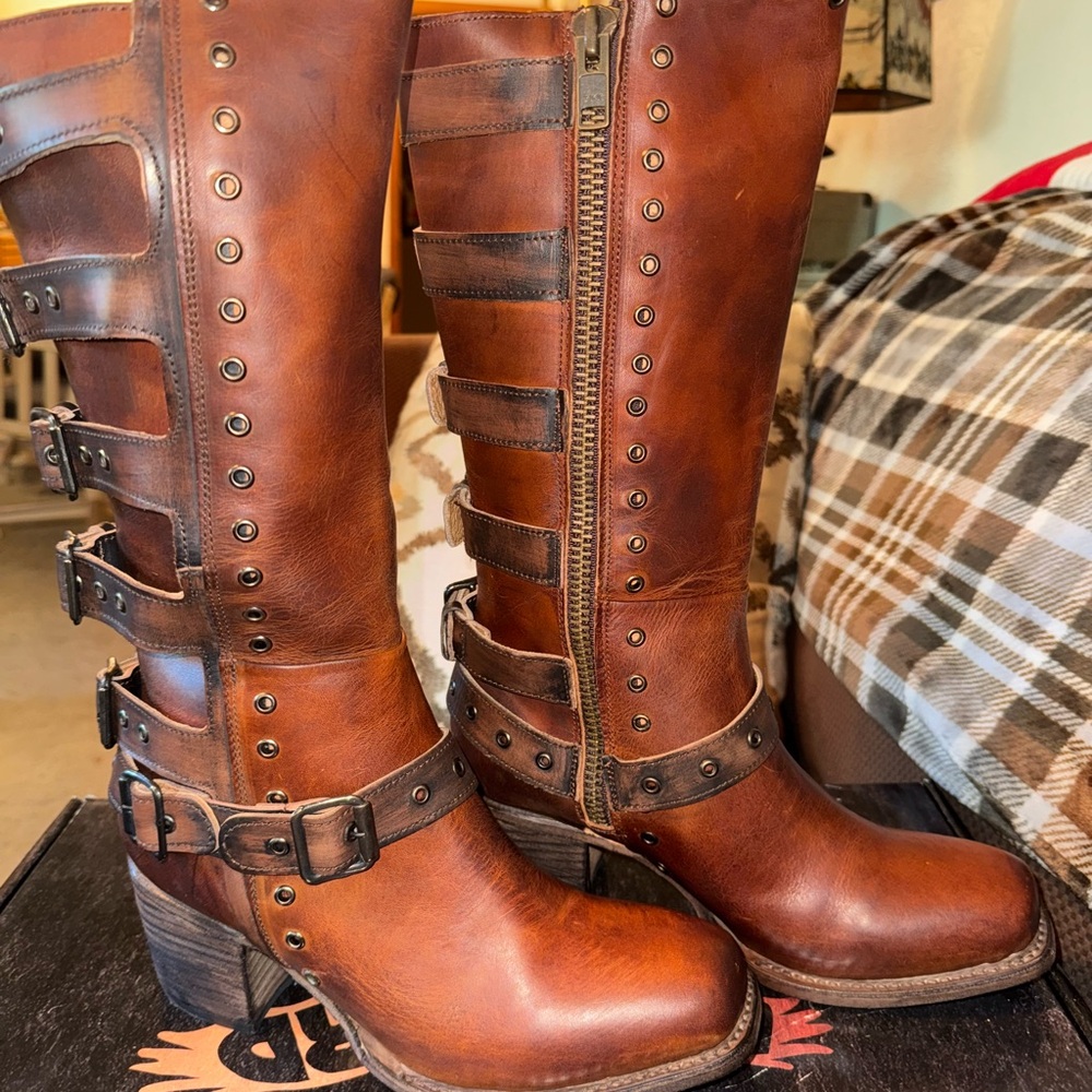 Freebird BNIB cognac Derby